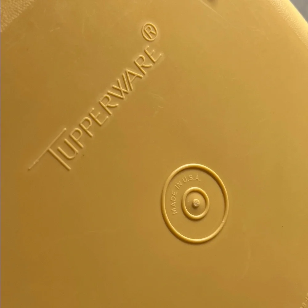 Vintage Tupperware Steamer Cream and harvest gold. Like new!!